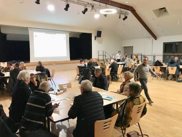 GROUPES DE TRAVAIL DANS LA SALLE DE LA MAISON POUR TOUS